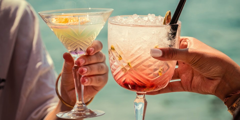 Cocktails servis face à la mer